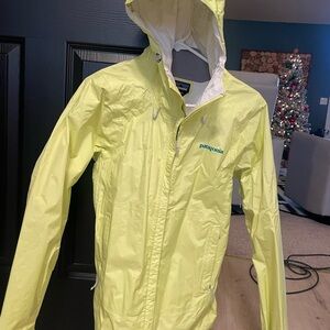Women’s Patagonia Rain Jacket. This jacket is in excellent condition!